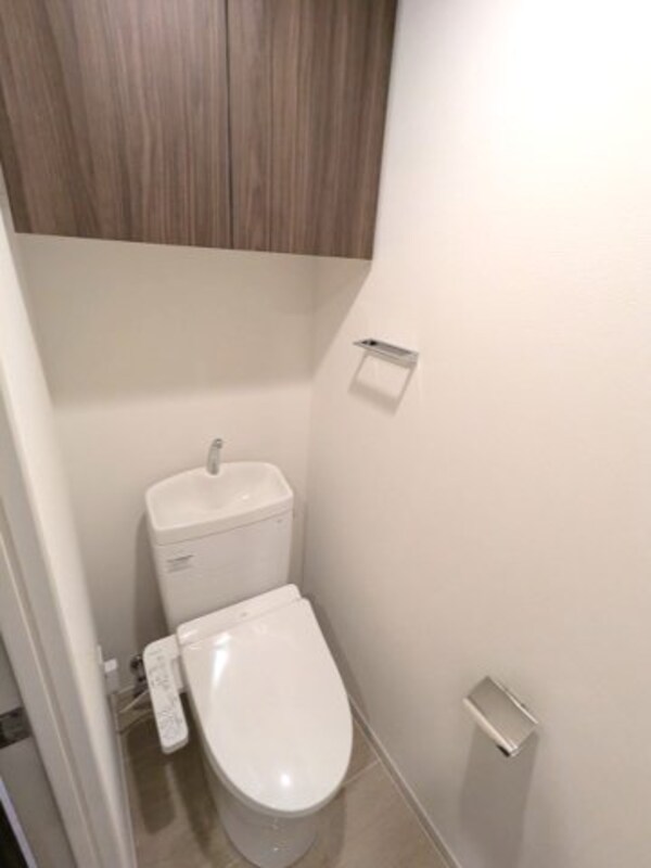 トイレ(洗面室と独立した温水洗浄便座です)