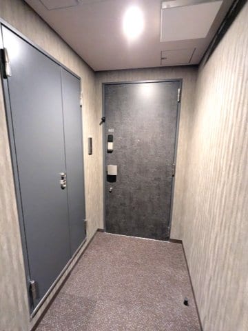 物件内観写真21　(お部屋の玄関は電子キーとディンプルキーのダブルロックセキュリ)