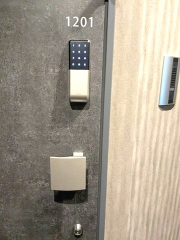物件内観写真23　(お部屋の玄関は電子キーとディンプルキーのダブルロックセキュリ)