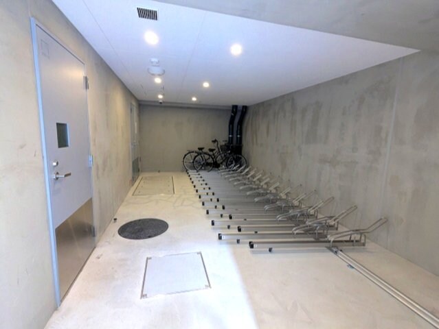 物件内観写真24　(屋内屋根付き自転車置場です)