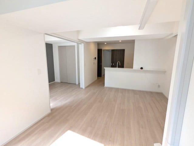 物件内観写真29　(インターネット無料、リビングと各洋室にエアコン・照明付、リビ)