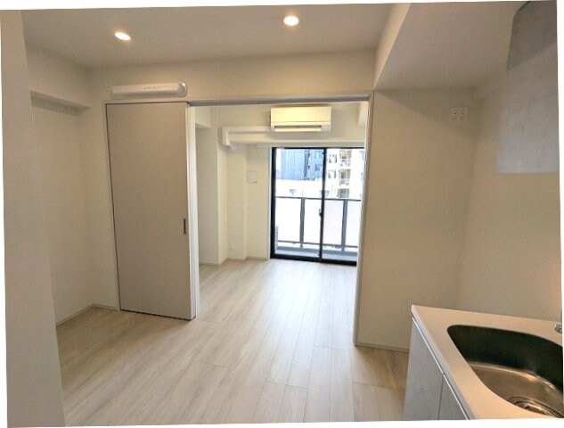 物件内観写真4　(DKにダウンライト、洋室にエアコン・照明付き)