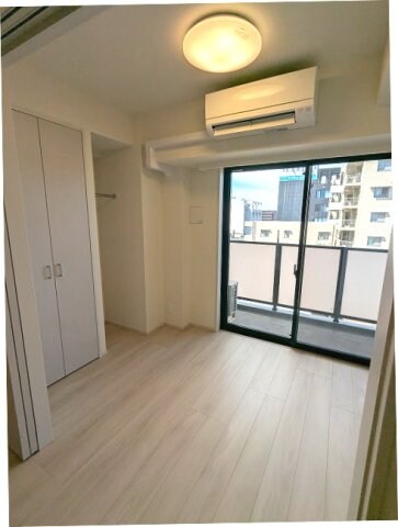 物件内観写真8　(洋室にエアコン・照明付き)