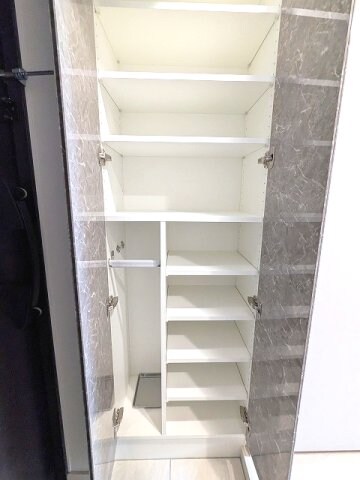 物件内観写真10　(傘入れ付収納豊富なトールタイプのシューズ)