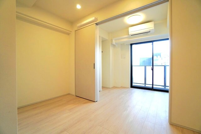 物件内観写真24　(DKにダウンライト、洋室にエアコン・照明付き)