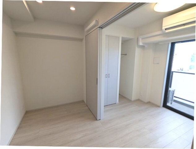 物件内観写真25　(DKにダウンライト、洋室にエアコン・照明付き)