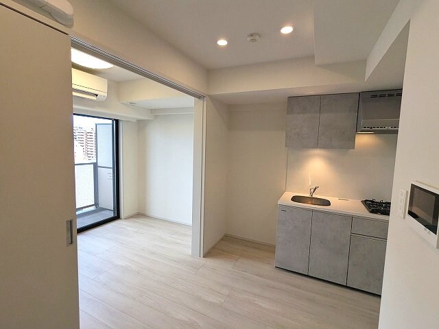 物件内観写真26　(DKにダウンライト、洋室にエアコン・照明付き)