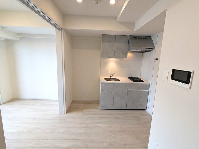 物件内観写真27　(DKにダウンライト、洋室にエアコン・照明付き)