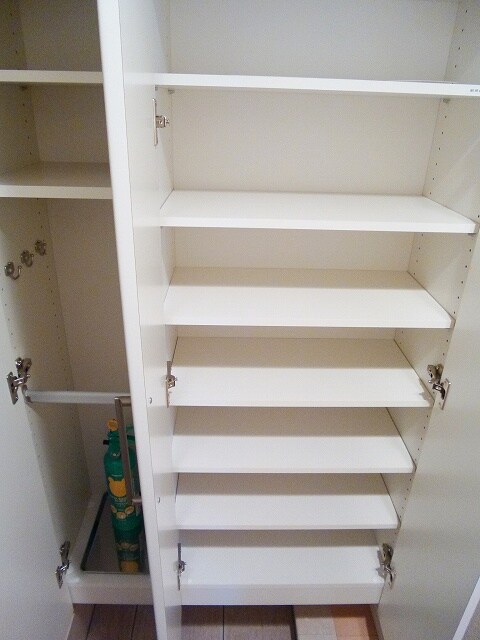 物件内観写真12　(収納豊富なシューズクローゼットです)