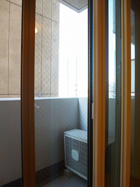 物件内観写真16　(2重窓のセキュリティと防音効果)