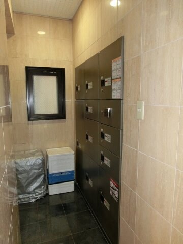 物件外観写真3　(不在時に便利な宅配ＢＯＸです)