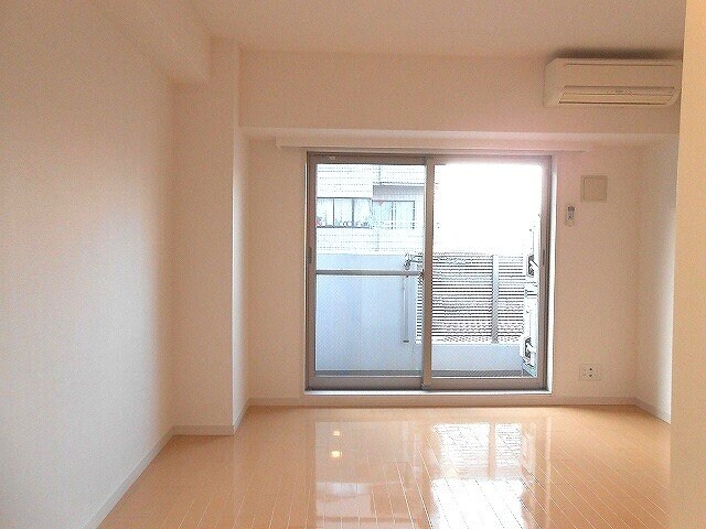 物件内観写真4　(ラクラス新御徒町のリビングです、テーブルソファー配置しやすい)