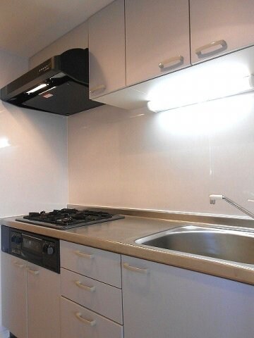 物件内観写真5　(ラクラス新御徒町のキッチンです、グリル付きガス３口システムキ)