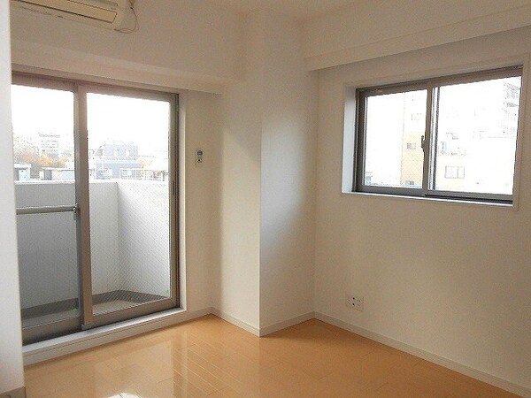 内装他(ラクラス新御徒町のベッド家具配置しやすい洋室です)