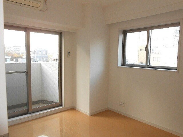 物件内観写真7　(ラクラス新御徒町のベッド家具配置しやすい洋室です)