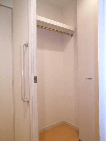 物件内観写真8　(ラクラス新御徒町の室内豊富な収納です)