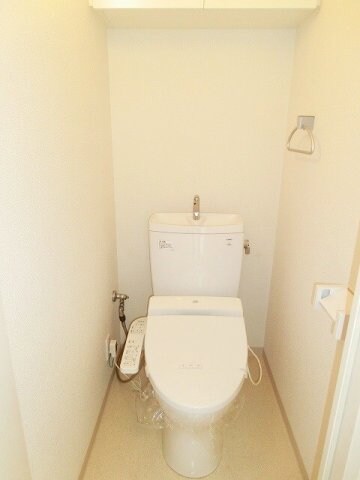 物件内観写真10　(ラクラス新御徒町の温水洗浄便座です)