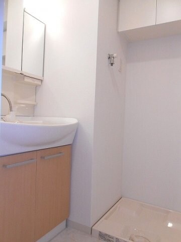 物件内観写真11　(ラクラス新御徒町の三面鏡付ハンドシャワー付独立洗面室です)