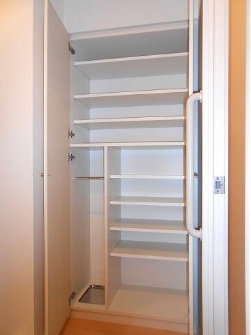 物件内観写真12　(ラクラス新御徒町の収納豊富なトールタイプのシューズＢＯＸです)