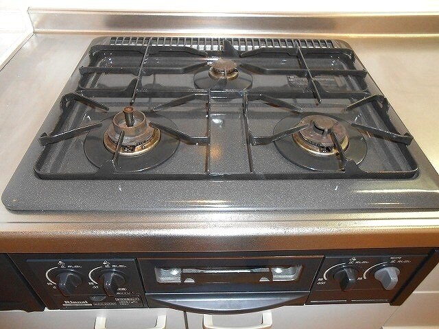 物件内観写真13　(ラクラス新御徒町のグリル付ガス３口システムキッチンです)