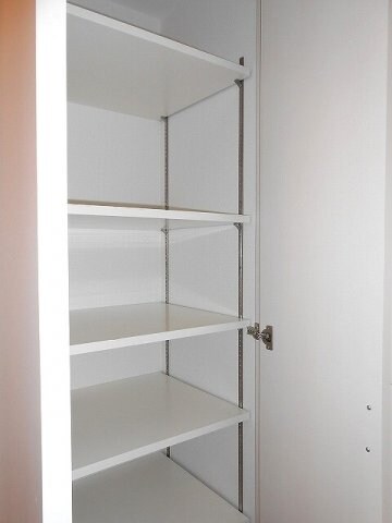物件内観写真15　(ラクラス新御徒町の玄関廊下の収納付です)