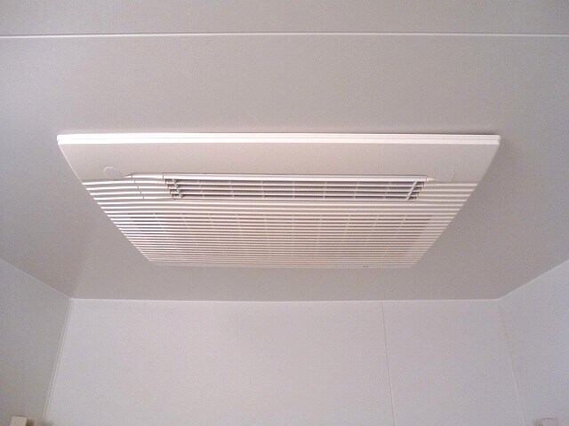 物件内観写真18　(ラクラス新御徒町の浴室換気乾燥機付です)