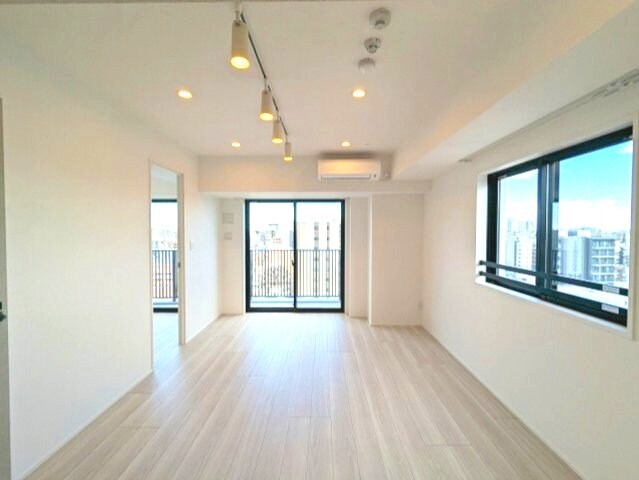 物件内観写真5　(リビングにエアコン・スポットライト・ダウンライト付、洋室にエ)