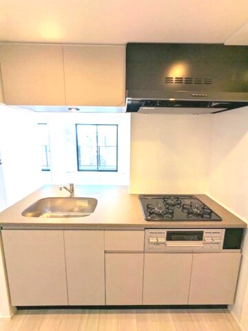 物件内観写真6　(グリル付ガス3口システムカウンターキッチン、瀟洒でお手入れし)