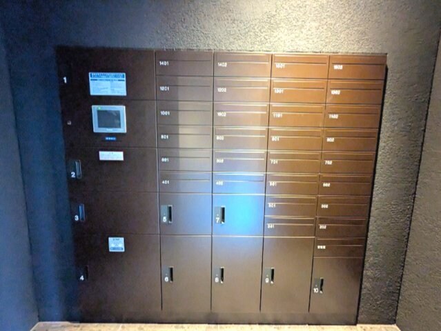 物件外観写真3　(宅配BOXです)