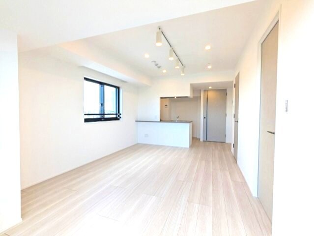 物件内観写真8　(リビングにエアコン・スポットライト・ダウンライト付、11F以)