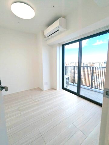 物件内観写真9　(洋室、エアコン・照明・クローゼット、開放感ある窓です)