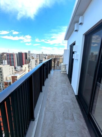 物件内観写真12　(開放感あるワイドバルコニー)