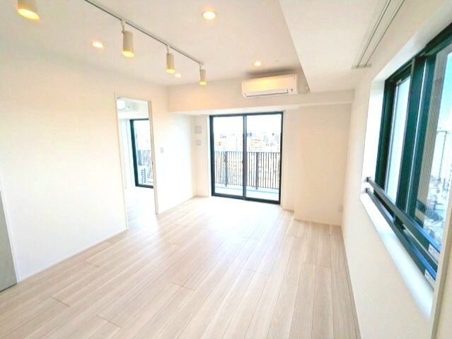 物件内観写真19　(リビングにエアコン・スポットライト・ダウンライト付、洋室にエ)