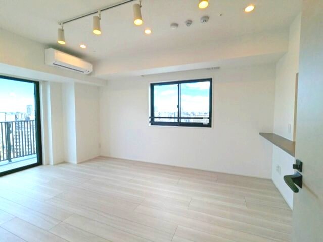 物件内観写真20　(リビングにエアコン・スポットライト・ダウンライト付、11F以)