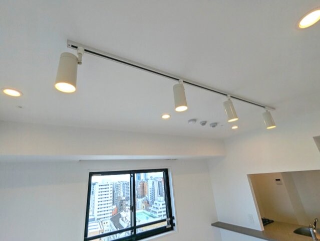 物件内観写真21　(リビングにエアコン・スポットライト・ダウンライト付)