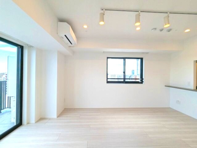 物件内観写真22　(リビングにエアコン・スポットライト・ダウンライト付、11F以)
