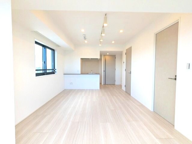 物件内観写真24　(リビングにエアコン・スポットライト・ダウンライト付、11F以)