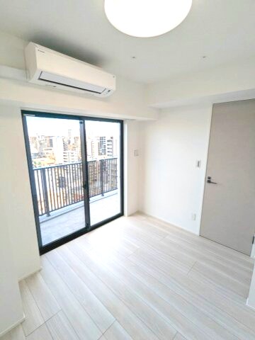 物件内観写真25　(洋室、エアコン・照明・クローゼット、開放感ある窓です)