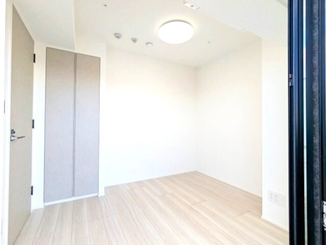 物件内観写真26　(洋室、エアコン・照明・クローゼット、開放感ある窓です)