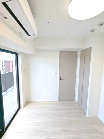 物件内観写真27　(洋室、エアコン・照明・クローゼット、開放感ある窓です)