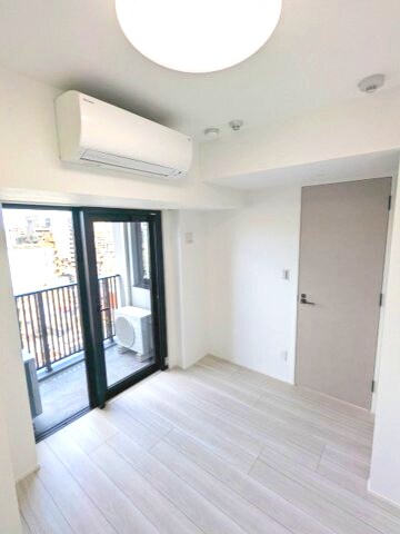 物件内観写真29　(洋室、エアコン・照明・クローゼット、開放感ある窓です)
