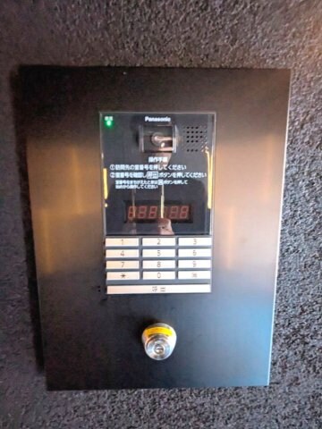 物件外観写真2　(モニター付オートロックセキュリティです)