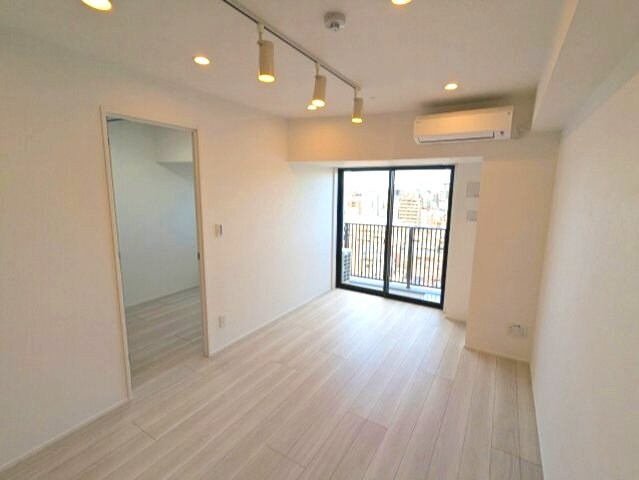 物件内観写真4　(リビングにエアコン・スポットライト・ダウンライト付、各洋室に)