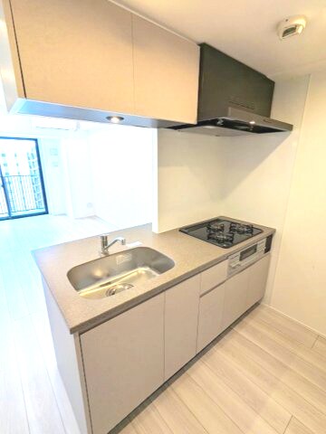 物件内観写真5　(グリル付ガス3口システムカウンターキッチン、瀟洒でお手入れし)