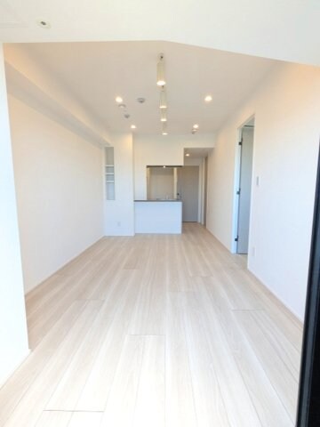 物件内観写真7　(カウンターキッチン、リビングにエアコン・スポットライト・ダウ)