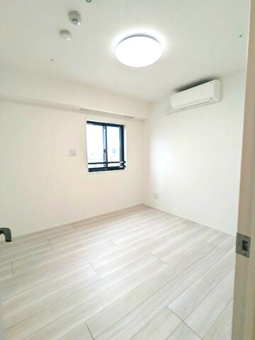 物件内観写真8　(5.5帖洋室、エアコン・照明・ウォークインクローゼット付)