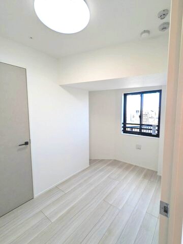 物件内観写真9　(4.1帖洋室、エアコン・照明・ウォークインクローゼット付)