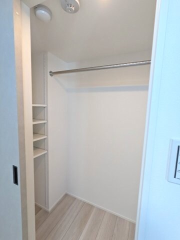 物件内観写真12　(5.5帖洋室のウォークインクローゼットです)