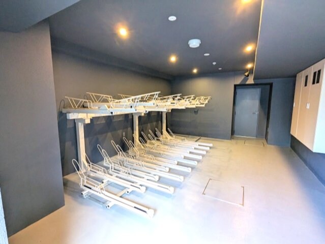 物件内観写真16　(屋内屋根付きの自転車置き場です)