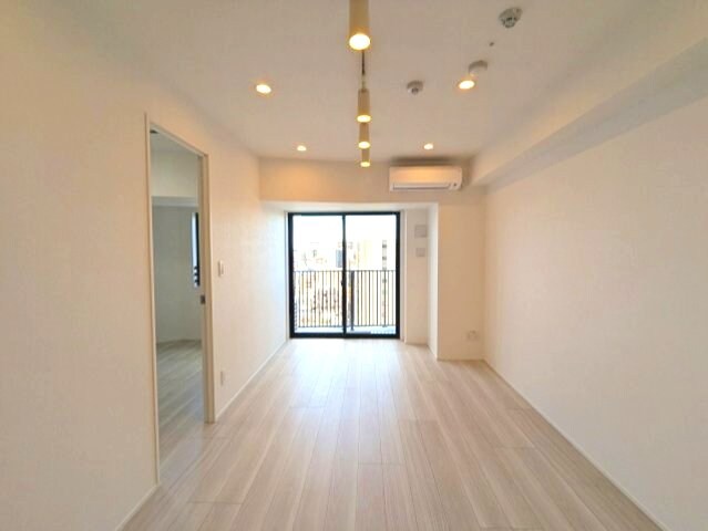 物件内観写真19　(リビングにエアコン・スポットライト・ダウンライト付、各洋室に)